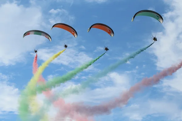 Paragliders make the spectacular perform — Stock Photo, Image
