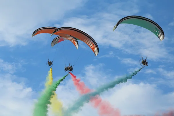 Paragliders make the spectacular perform — Stock Photo, Image