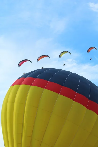 Hot air balloons and paragliders — Stock Photo, Image