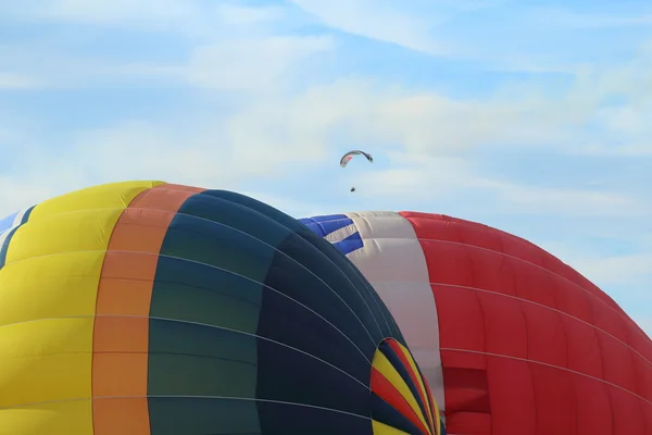 Balonów na ogrzane powietrze i paralotnie — Zdjęcie stockowe