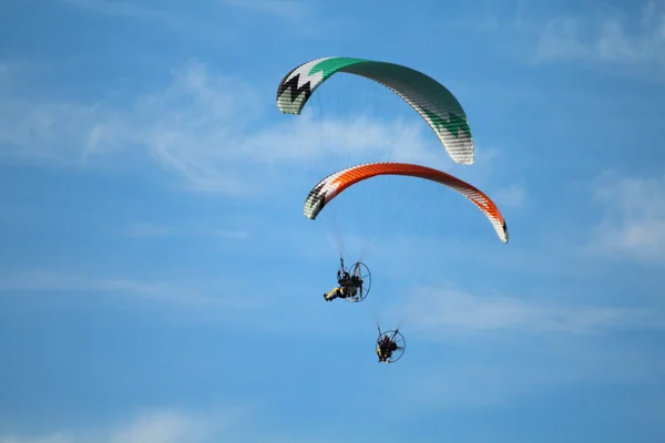 Paragliders make the spectacular perform — Stock Photo, Image