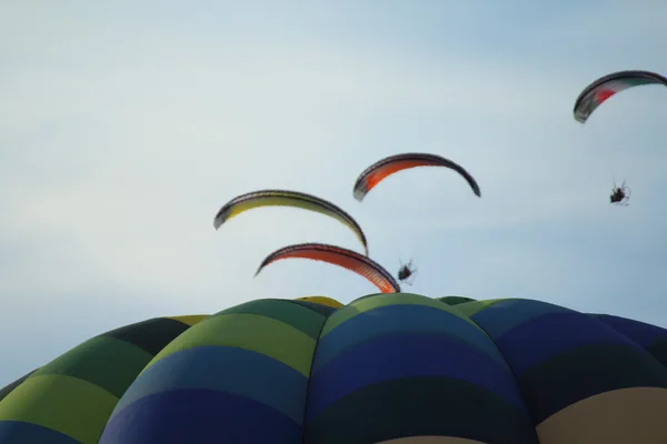 Hete lucht ballonnen en paragliders Rechtenvrije Stockfoto's