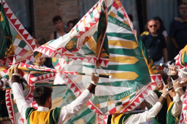 Altın düello. Bayrak Dançıları arasındaki rekabet