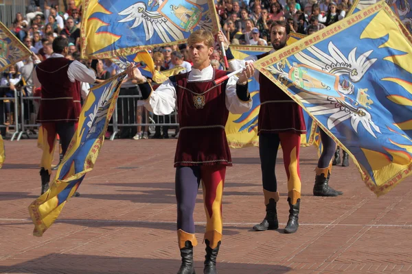 Duel doré. Concurrence entre les battants du drapeau — Photo