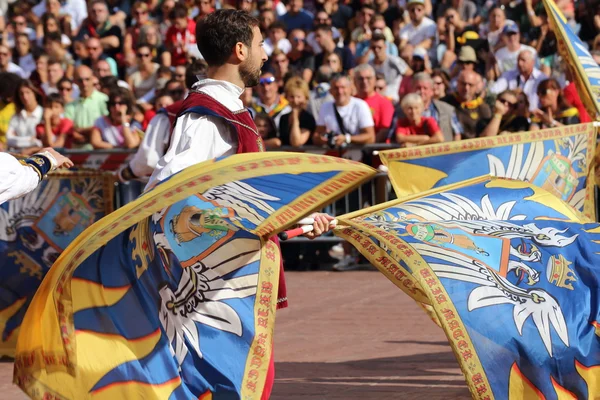 Altın düello. Bayrak Dançıları arasındaki rekabet