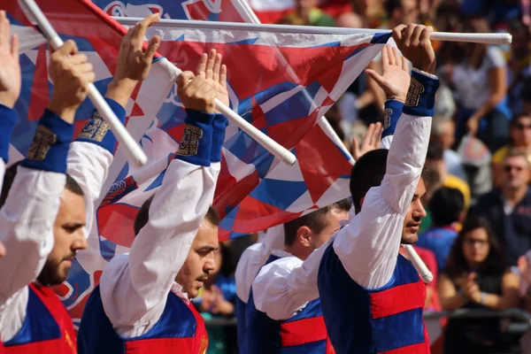 Duel golden. Competition between flag wavers — Stock Photo, Image