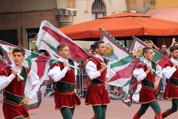Altın düello. Bayrak Dançıları arasındaki rekabet