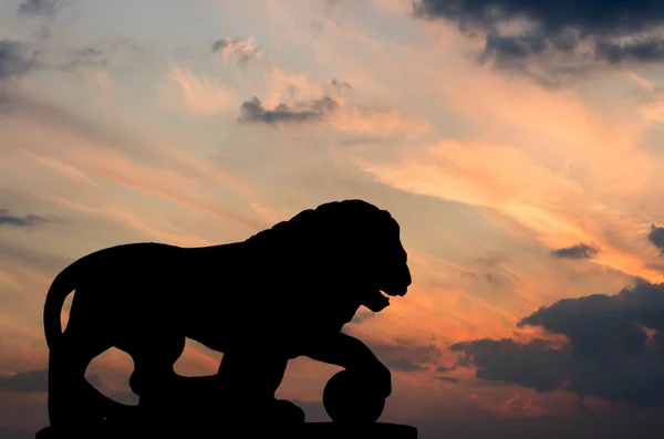 在日落时的花岗岩狮子 免版税图库照片