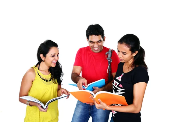 Grupo de amigos estudando, isolados em fundo branco — Fotografia de Stock