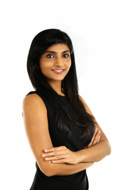 Beyaz izole gülümseyen bir Hint iş kadını geçti silah ile portresi kapatın.