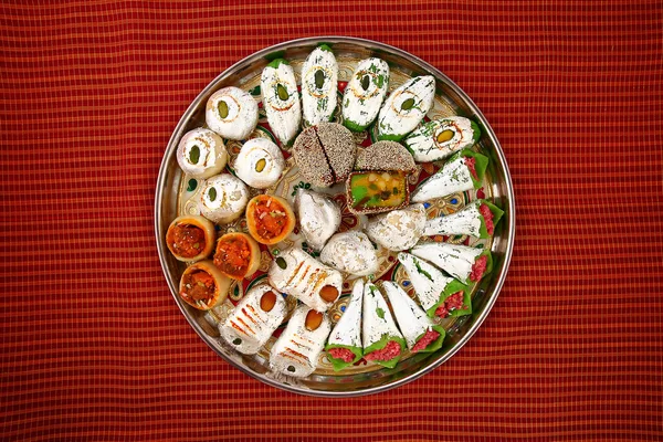 Dulces indios en plato — Foto de Stock