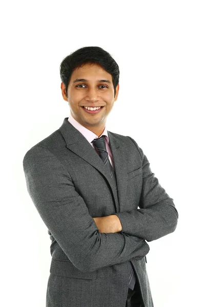 Κοντινό πλάνο με πορτρέτο του μια ινδική επιχείρηση άνδρα χαμογελώντας με τα χέρια σταυρωμένα απομονωθεί σε λευκό. — Φωτογραφία Αρχείου