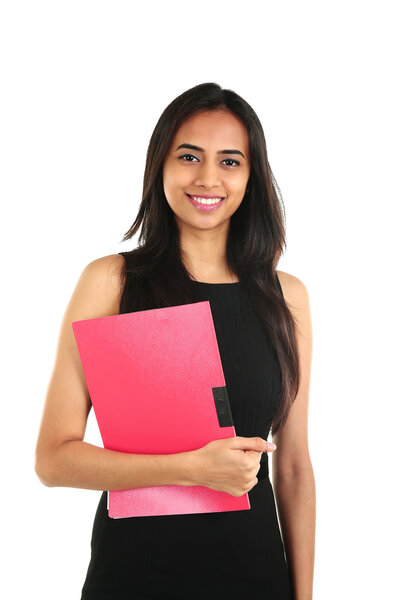 Крупный план портрета улыбающейся индийской деловой женщины с папкой
