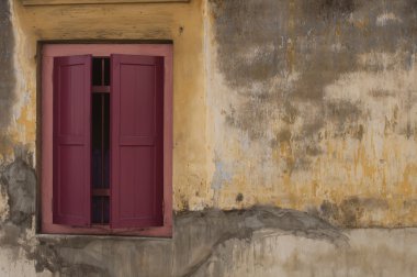 eski pencere renkli panjurlar ile