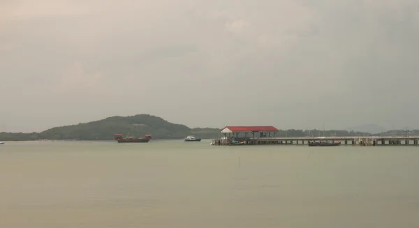 Houten pier Koh Lanta Thailand — Stockfoto