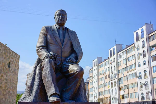 Monument voor dichter en schrijver Rasul Gamzatov in Makhachkala — Stockfoto