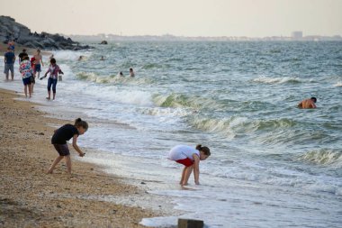 Çocuklar Makhachkala 'da deniz kenarında oynuyorlar..
