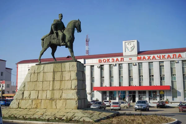 Makhachkala. Uitzicht op de stad. Het treinstation. Monument voor Makhach Dakhadayev te paard — Stockfoto