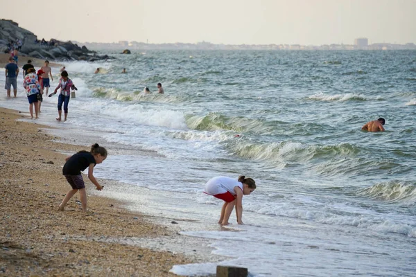 Kinderen spelen aan zee in Makhachkala. — Stockfoto