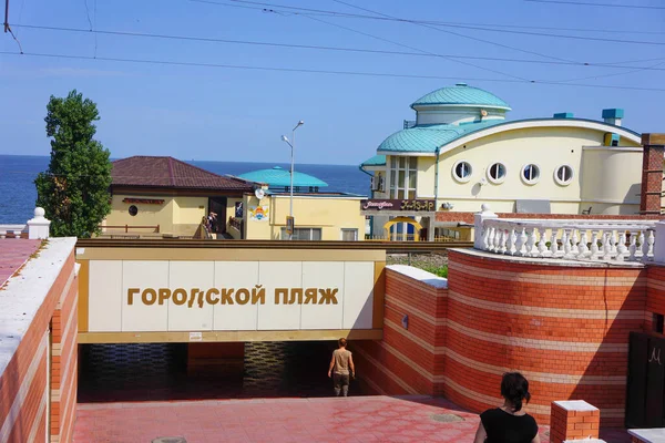 Attraversamento sotterraneo con l'iscrizione della spiaggia della città a Makhachkala — Foto Stock