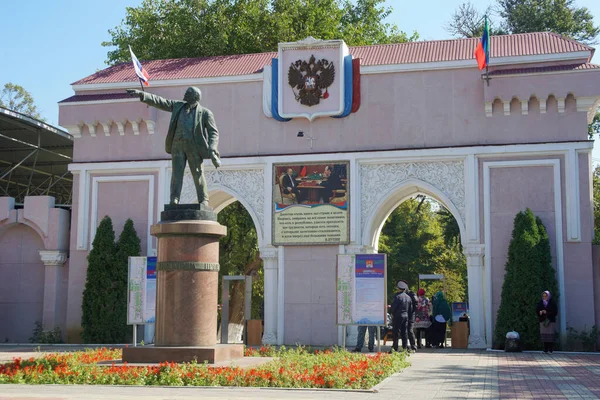 Pomnik przywódcy rewolucji Lenina na tle miejskiego ogrodu — Zdjęcie stockowe
