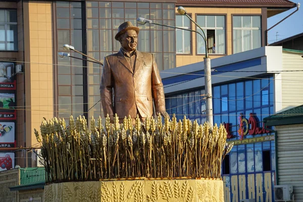 Makhachkala. Monumento ao líder econômico, estatal e político soviético, Herói do Trabalho Socialista Ilmutdin Nasrutdinov — Fotografia de Stock