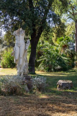 İtalya Venüsü, ikinci yüzyılda Roma İmparatorluğu imparatoru Hadrian 'ın buyruğuyla çakışan bir heykeldir. Hispania 'daki ilk Roma şehrinde (Santiponce, Endülüs / İspanya) yapılmıştır.).