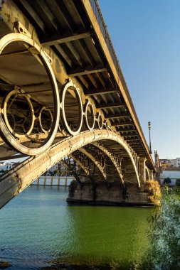 İkinci Isabel köprüsü, daha çok Seville 'in merkezi ile ünlü Triana mahallesini (İspanya) birbirine bağlayan Triana köprüsü (1852) olarak bilinir. Rahatlamak ve manzaranın tadını çıkarmak için sessiz bir yer..