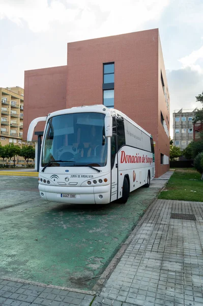 塞维利亚 西班牙安达卢西亚 2020年11月8日 在塞维利亚的Virgen Del Rocio医院停放的用于捐赠人道主义运动 即红十字会 血液的巴士 — 图库照片