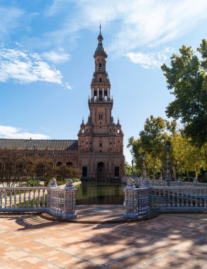 Seville 'deki Plaza de Espaa' nın güney kulesi Mara Luisa parkının (Endülüs, İspanya) yanında. Şehrin simgesi güneşli bir sonbahar gününde fotoğraflandı..