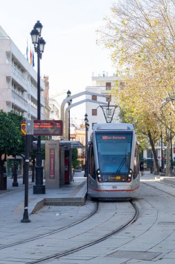 Her durakta elektrik yükünü depolamak için hızlı akümülatör teknolojisine sahip modern elektrik tramvayı (Seville, İspanya).