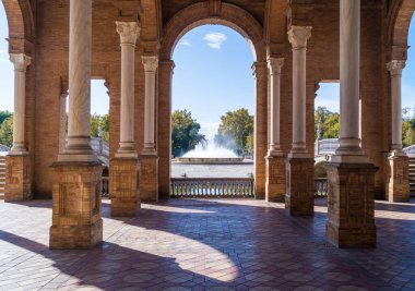 Seville Plaza de Espaa 'daki çeşmenin görüntüsü ana binadan (Endülüs, İspanya) görülüyor. Şehrin en sembolik yeri haline gelen sütunları ve kemerleri olan tarihi bina..