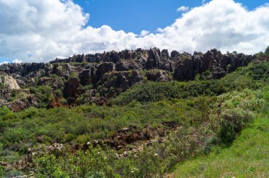 Eski bir maden alanının Karst manzarası Cerro del Hierro adlı doğal bir anıta dönüştürüldü. Sierra Norte de Sevilla Doğal Parkı 'ndaki kireçtaşı kaya dağları (San Nicolas del Puerto, İspanya).