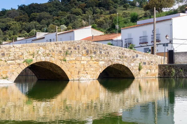 ニコラ プエルト スペイン セビリア のガリンドン川にかかるローマの石造りの橋 白い家と自然を背景に田舎の村を横断する歩行者のための素敵な古い橋 — ストック写真