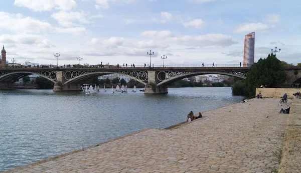 Sevilla Andalusie Španělsko Února 2021 Lidé Páry Břehu Řeky Guadalquivir — Stock fotografie