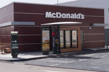 Alcala de Guadaira, Endülüs, İspanya; 9 Temmuz 2021: Los Alcores alışveriş merkezinin önündeki McDonald 's fast food restoranına giriş. 