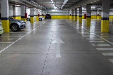 Yarısı boş, modern yer altı otoparkı. 