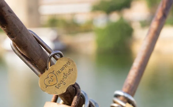 Cadeado Amor Forma Coração Com Mensagem Sempre Juntos Inglês Símbolo — Fotografia de Stock