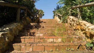 Son merdivenlere dikkatle odaklanmış parktaki tuğla merdivenler. Seni cennete götüren merdivenlerin kavramsal görüntüsü.. 