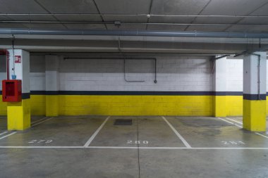 Alışveriş merkezinin otoparkındaki boş park yerleri. Arabasız yeraltı otoparkı. 