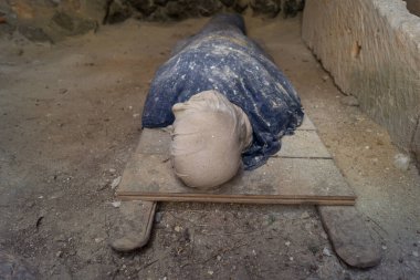 İbiza 'daki Puig des Molins mezarlığında Fenike döneminden kalma insan kalıntıları veya ceset. Fenike ve Pön cenaze kompleksi Puig des Molins 'e gömülmüş cansız bir beden..