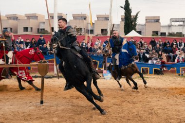 Gines, İspanya; 14 Aralık 2025: Ortaçağ şövalyesi bir düello turnuvasında dörtnala koşuyor.
