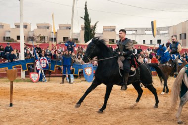 Ortaçağ fuarında mızrak dövüşü turnuvası. Zırhlı şövalyeler.