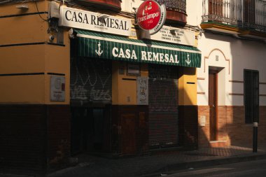 Seville, İspanya; 8 Haziran 2025: Sevilla şehrinde tipik bir barın cephesi. Bar sabah kepenklerini açıyor..