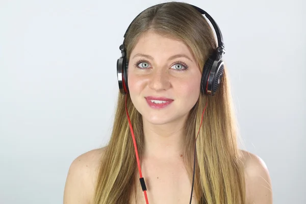 Jovem mulher com fones de ouvido música — Fotografia de Stock