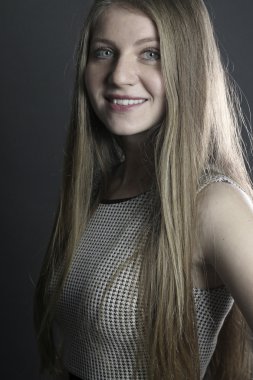 güzel sarışın gülümseyerek