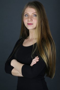 uzun saçlı sarışın genç kadın