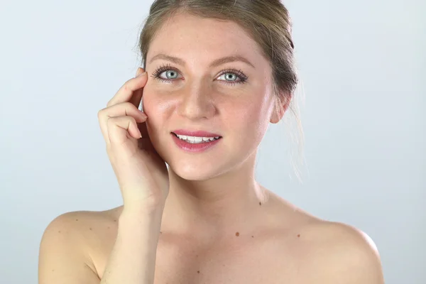 Hautpflege - Frau berührt ihr Gesicht — Stockfoto