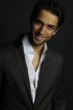 zarif adam gülümseyen