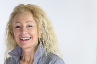 Büyük bir gülümseme ile mutlu olgun kadın